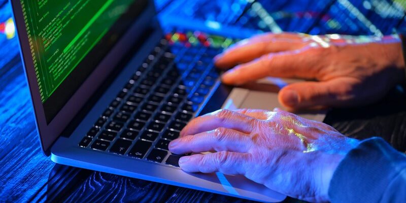 Ontslag terecht door expliciete foto’s op werklaptop
